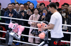 <b>”武汉来的参展商王磊旁不雅了十余秒小型机械</b>